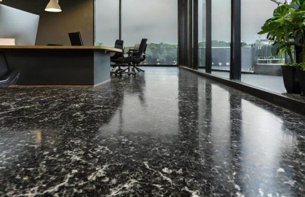 Firefly un sol fait en granit noir dans un bureau 80025